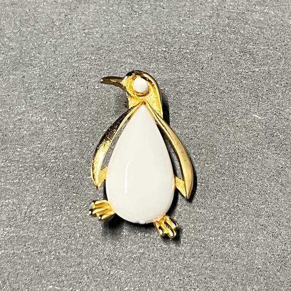 Trifari Vintage Penguin Brooch Gold Tone White Cabochon Animal Pin - Picture 2 of 5
